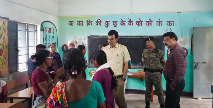 JAMSHEDPUR : 23 जुलाई तक इन्यूमरेशन फॉर्म जमा करें मतदाता, उपायुक्त ने विशेष सहायता शिविरों का किया निरीक्षण
