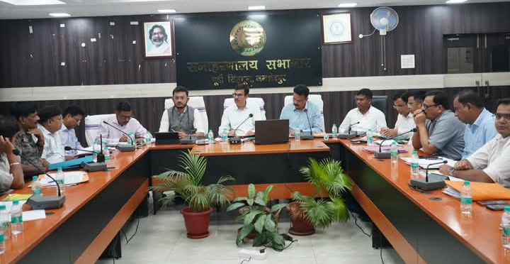 JAMSHEDPUR : राजस्व संग्रहण एवं भू-अर्जन मामलों की समीक्षा, उपायुक्त ने दिए आवश्यक निर्देश
