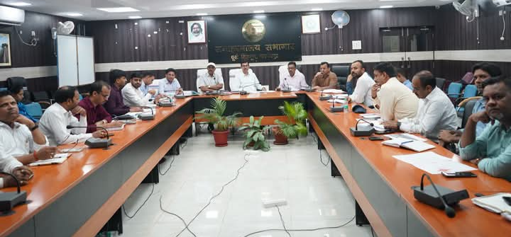 JAMSHEDPUR : नगर निकायों की समीक्षा बैठक में उपायुक्त ने नागरिक सुविधाओं में सुधार पर दिया जोर