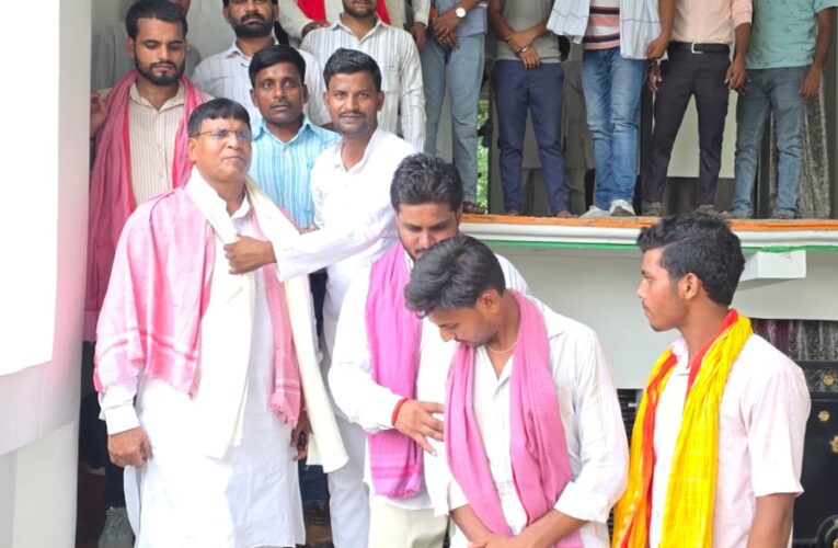 पूरेकामगर में सपा नेता पूर्व मंत्री आनंद सेन यादव का जन्मदिन बड़ी ही धूमधाम से मनाया गया