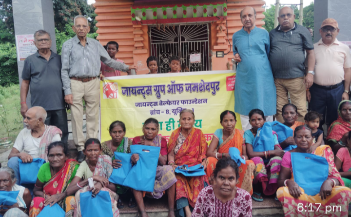 JAMSHEDPUR : पत्नी की पुण्यतिथि पर सेवा का अनूठा उदाहरण : जायंट्स ग्रुप ऑफ जमशेदपुर ने 50 से अधिक जरूरतमंदों के बीच बांटी बेडशीट