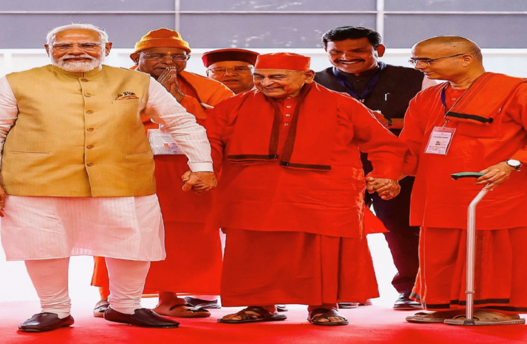 पीएम मोदी ने जारी किए वाल्मीकि रामायण और वेदांत भिक्षुओं की कहानियों के कन्नड़ अनुवाद