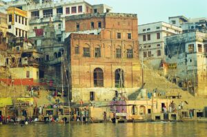वाराणसी सारनाथ में मकान ढहा, एनडीआरएफ ने चलाया रेस्क्यू