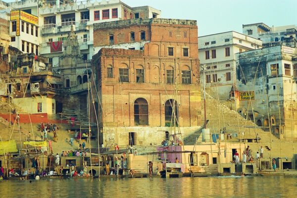 वाराणसी एयर शो के बाद गंगा घाटों पर भीड़ बढ़ी