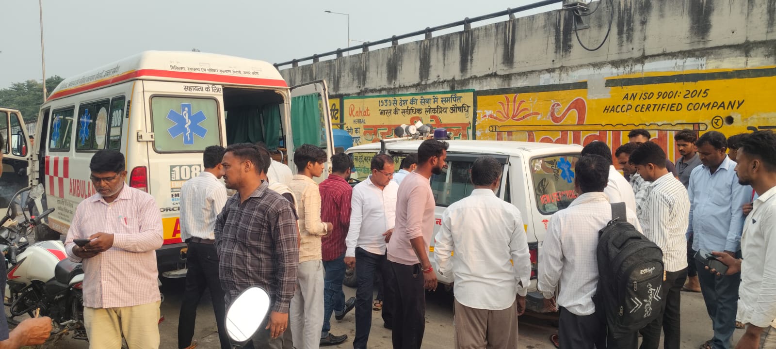 ई रिक्शा की टक्कर से बाइक सवार गंभीर