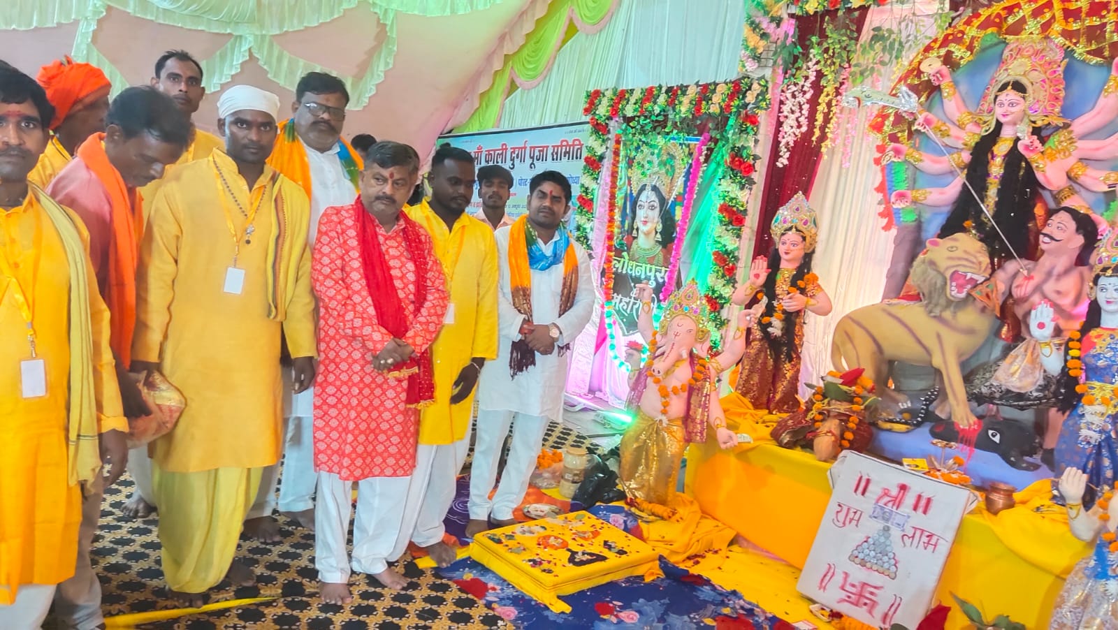 दुर्गा पूजा पंडाल में पहुंचे भाजपा विधायक माता रानी के दरबार में टेका माथा