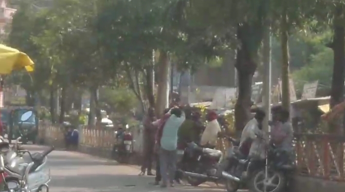 टीकमगढ़ के गांधी चौराहे पर मजदूर आपस में भिड़े एक दूसरे पर बरसाए डंडे