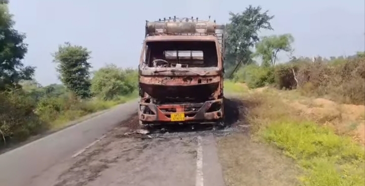पृथ्वीपुर से झांसी की ओर जा रहे मूंगफली से भरे ट्रक में अज्ञात कारणों के चलते लगी आग