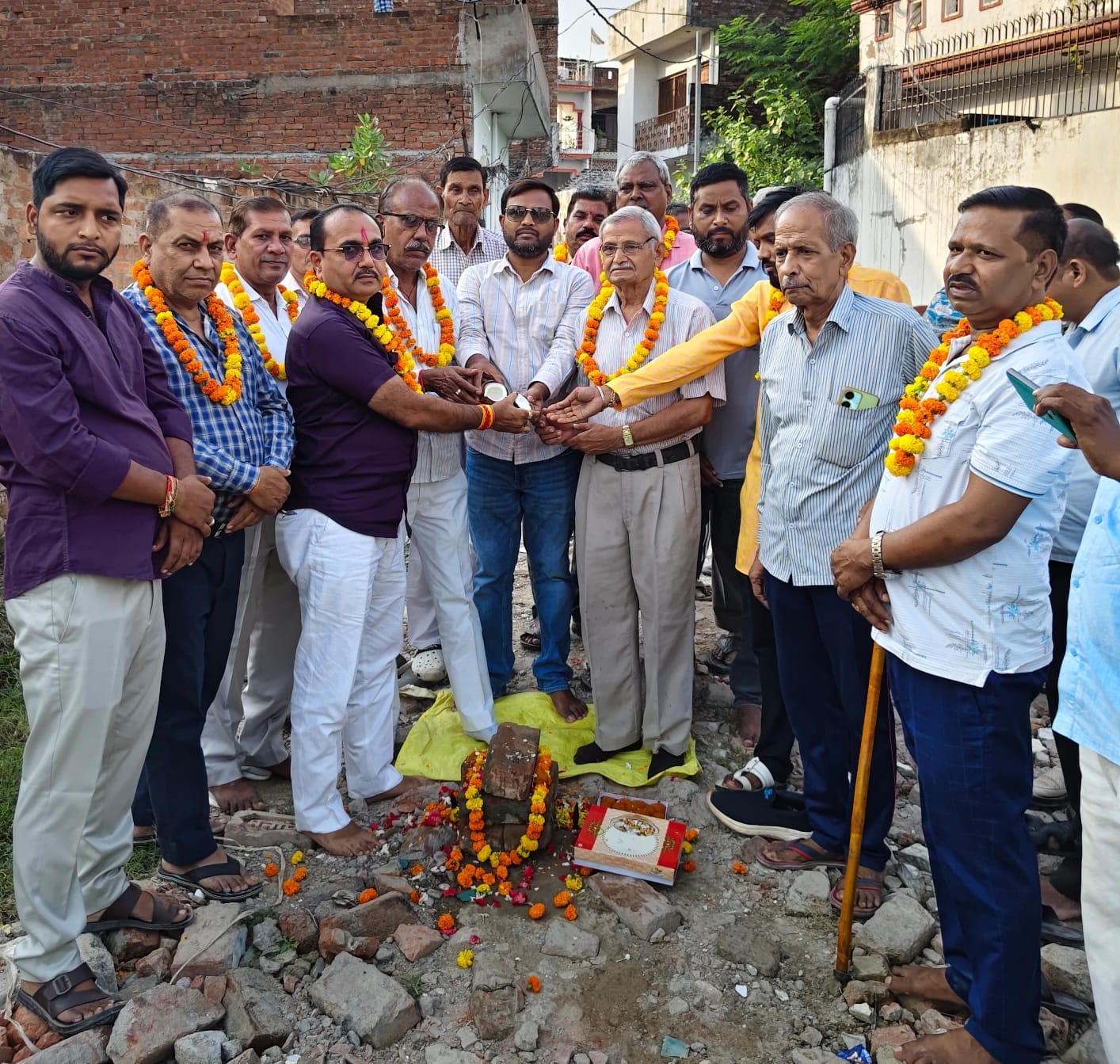 अवध विहार कॉलोनी में 10 लाख की लागत से इंटरलॉकिंग सड़क और पक्की नाली का निर्माण शुरू