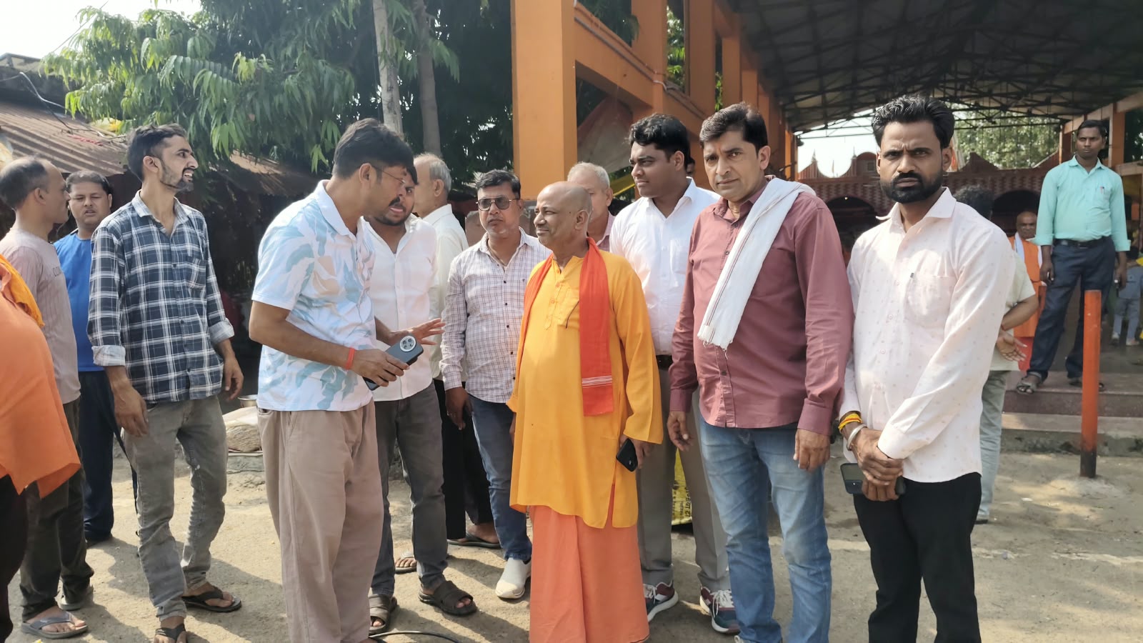 शारदीय नवरात्रि को लेकर नगर अध्यक्ष राकेश जायसवाल ने लेहड़ा दुर्गा मंदिर का किया निरीक्षण