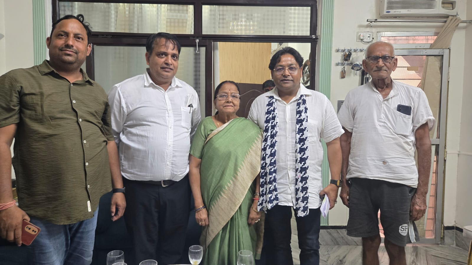 कैलाश विहार में पार्षद गीता देवी गुप्ता और क्षेत्रीय मंत्री संजय गुप्ता ने की शिष्टाचार भेंट