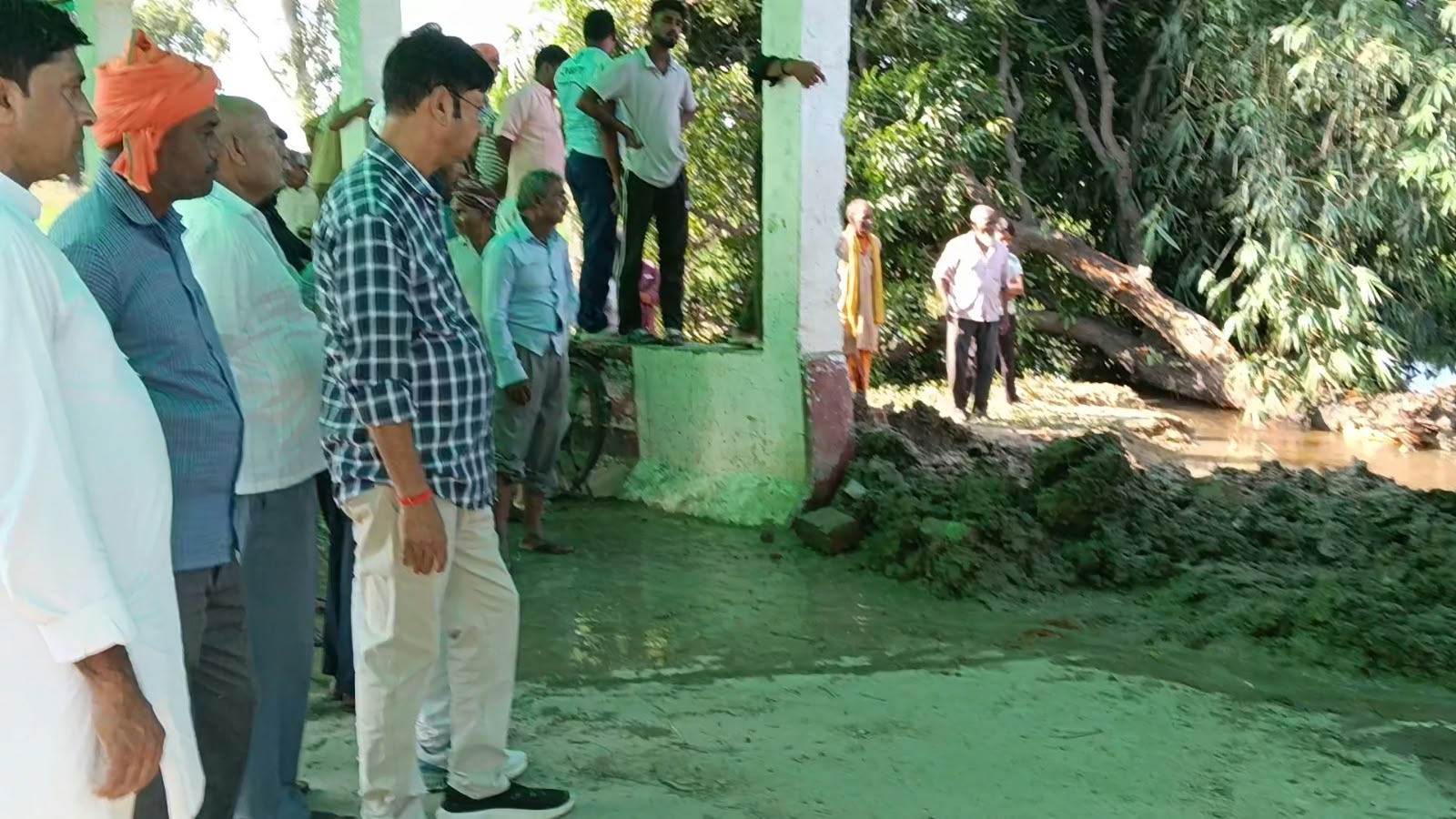 महराजगंज: जलभराव से सैकड़ों एकड़ धान की फसल प्रभावित, नगर अध्यक्ष राकेश जायसवाल ने कराई पानी निकासी