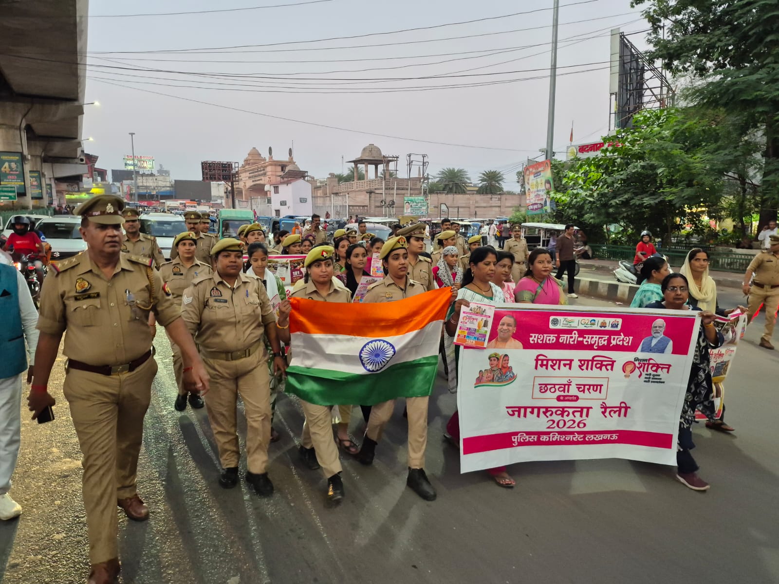 लखनऊ के अवध चौराहे पर कृष्णानगर पुलिस ने निकाली जागरूकता रैली, यातायात नियमों और महिला सुरक्षा का दिया संदेश