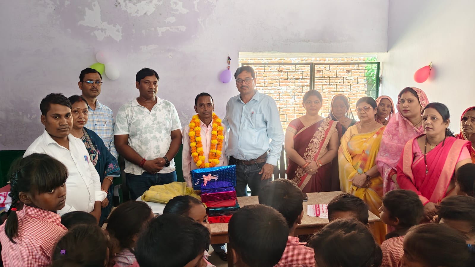महराजगंज: प्राथमिक विद्यालय रत्तूपुर के शिक्षामित्र अर्जुन प्रसाद गुप्ता सेवानिवृत्त, 19 साल की सेवा के बाद दी गई भावभीनी विदाई