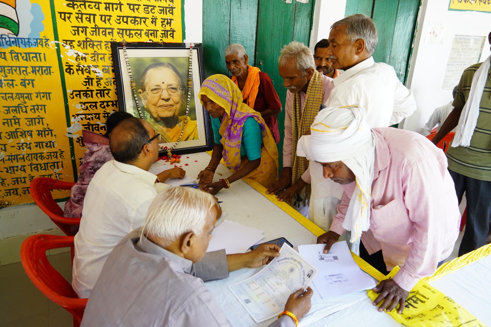 सरोजनीनगर में 188वें सप्ताह भी जारी रहा जनसेवा अभियान, 105 लोगों की आंखों की जांच और 92 को मिले चश्मे