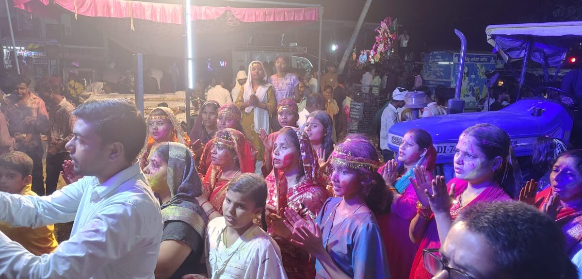 बृजमनगंज में नम आंखों से मां दुर्गा को दी विदाई, साहब पोखरा में दो दर्जन से अधिक प्रतिमाओं का विसर्जन