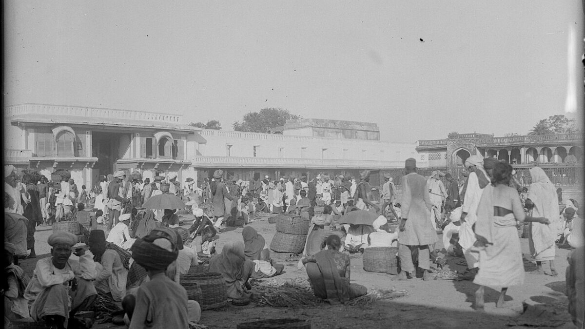 त्योहारी खरीदारी से बाजारों में रौनक लौट आई