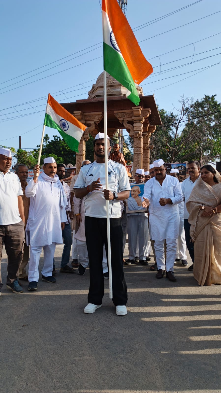 सत्य-अहिंसा के मार्ग पर चलने का संकल्प, कांग्रेस ने श्रद्धा से किया बापू को नमन