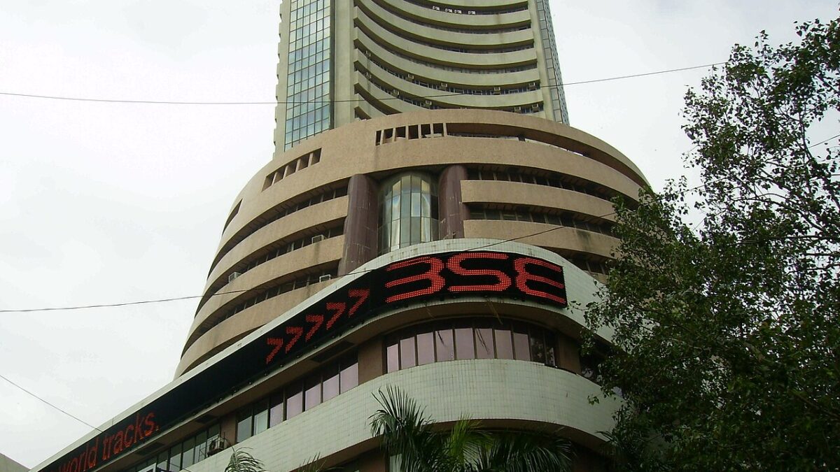 सेंसेक्स 572 अंक गिरा, निफ्टी 22610 के पास आया