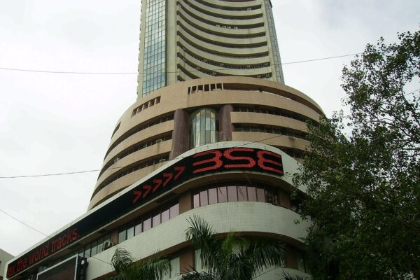 सेंसेक्स 460 अंक टूटकर बंद, ब्रेंट 111 डॉलर पार
