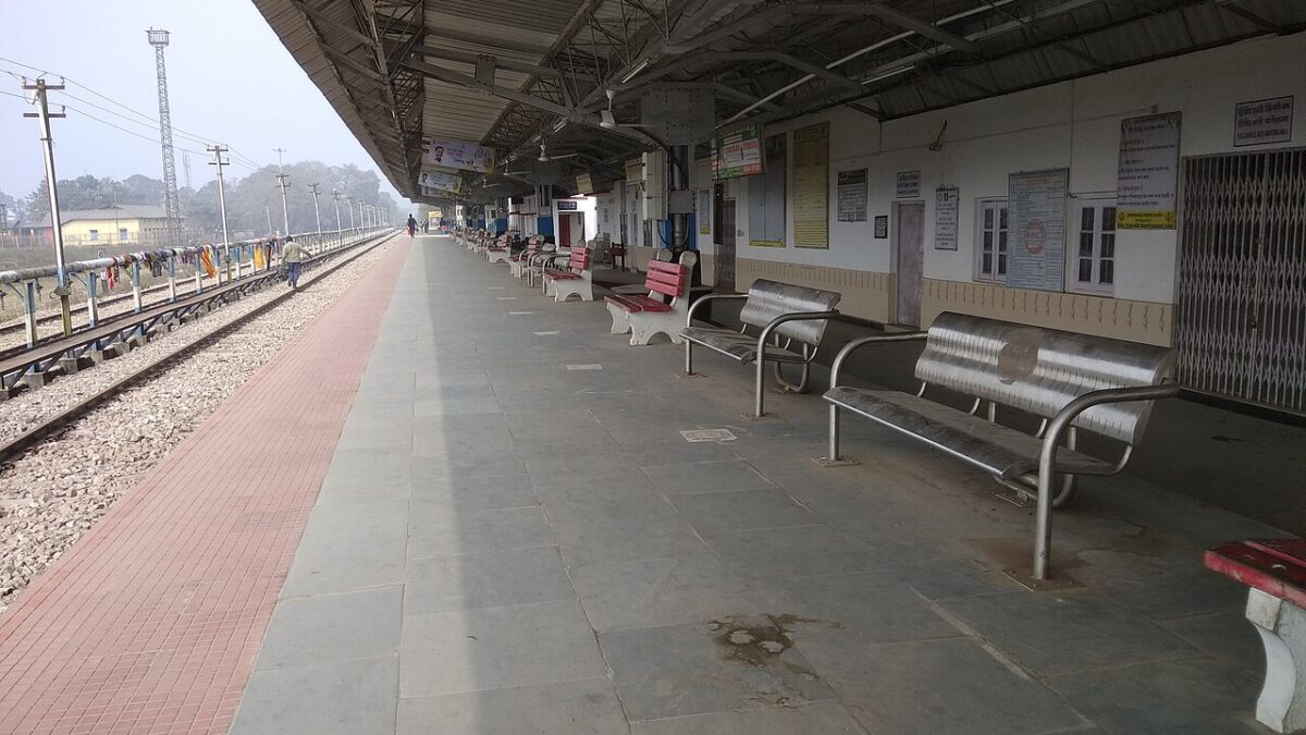 अमेठी में ट्रेन पर पथराव, इंटरसिटी एक्सप्रेस के गार्ड घायल