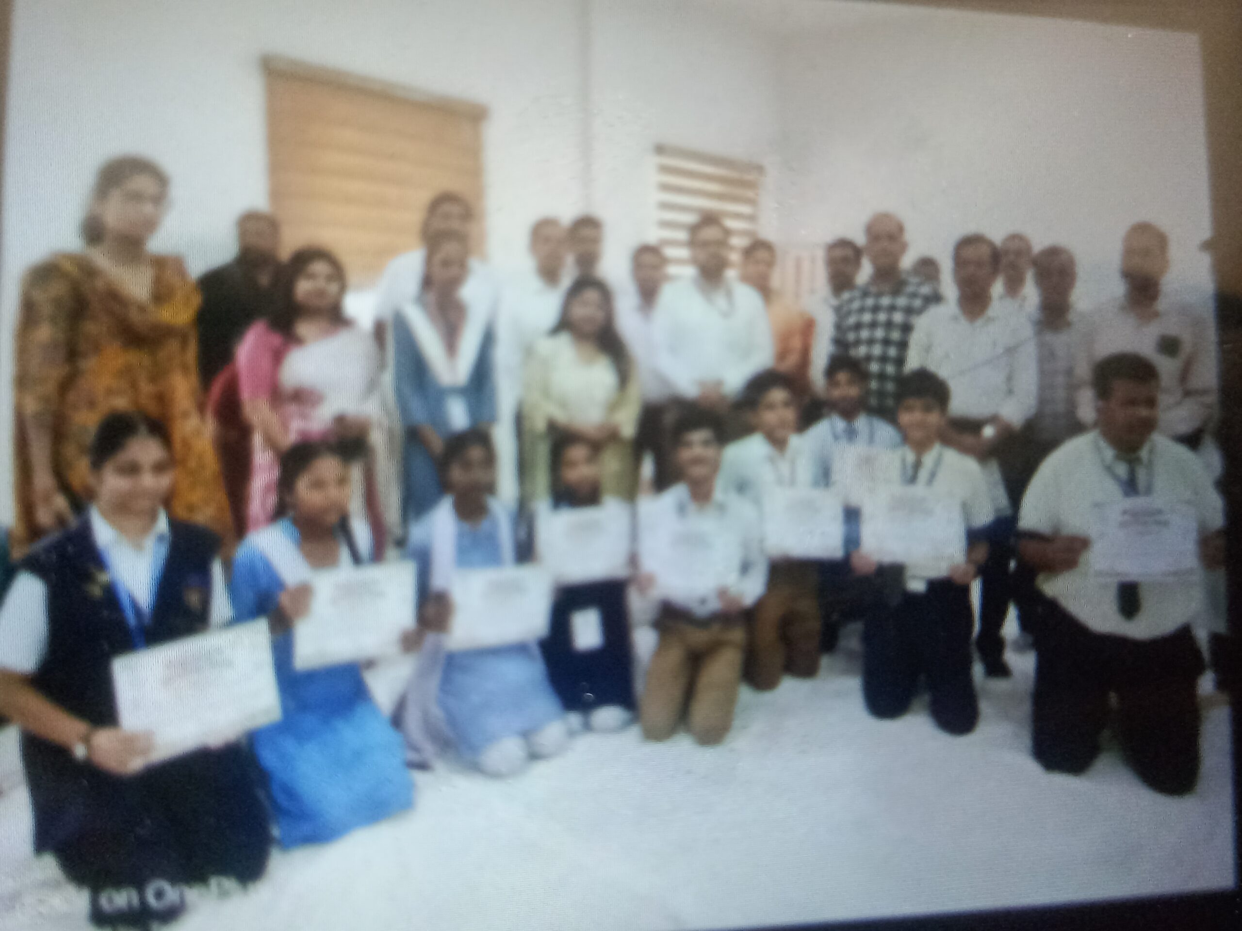राष्ट्रपिता महात्मा गांधी जयंती पर जिला कलेक्ट्रेट सभागार झाँसी में गौरांग राठी जिलाधिकारी झाँसी के द्वारा छात्रों को किया गया सम्मानित