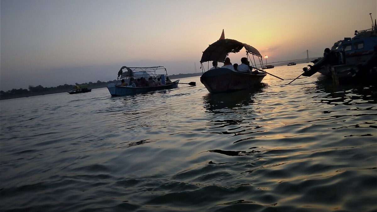 छठ घाटों पर गोताखोर और चिकित्सा टीमें तैनात होंगी