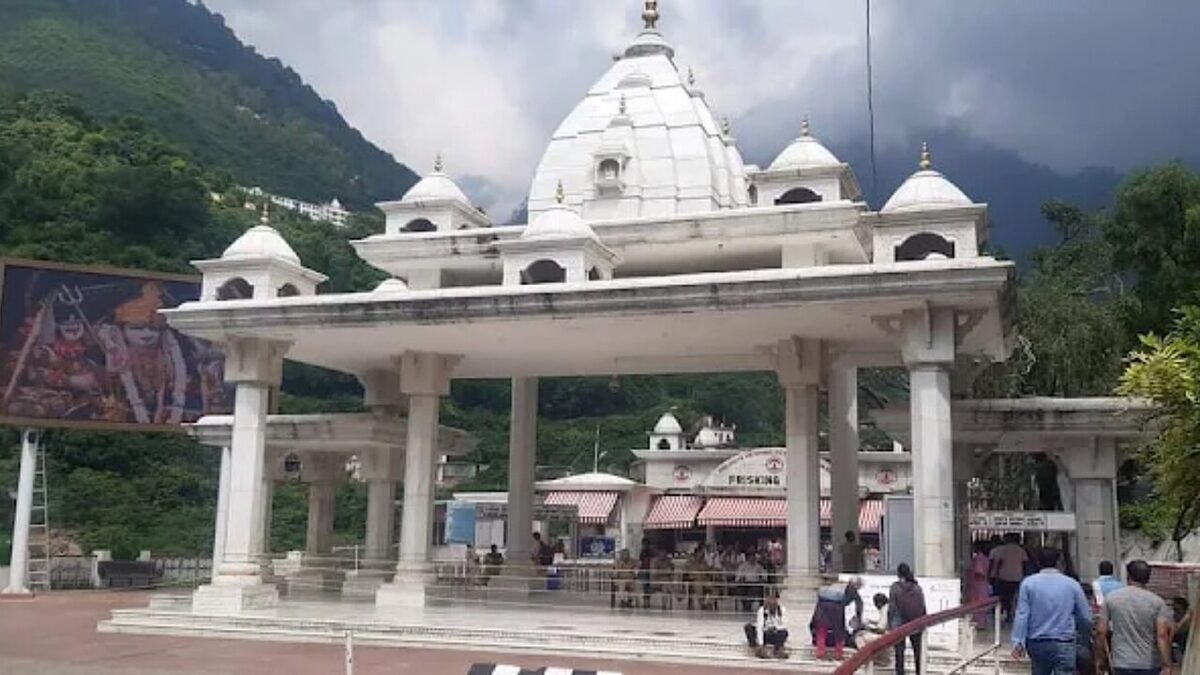 वैष्णो देवी में दर्शन के लिए श्रद्धालुओं का तांता लगा