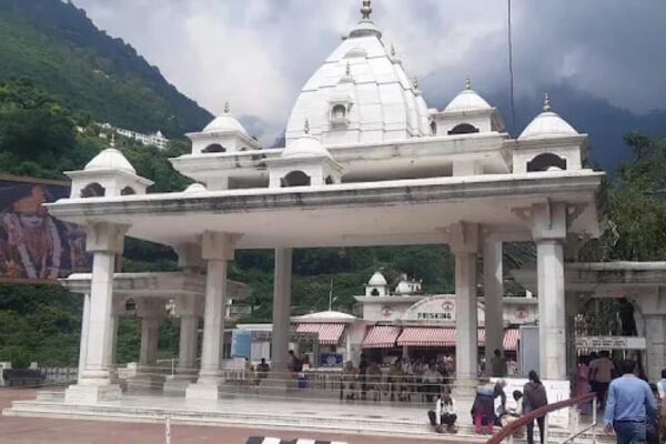 वैष्णो देवी में दर्शन के लिए श्रद्धालुओं का तांता लगा