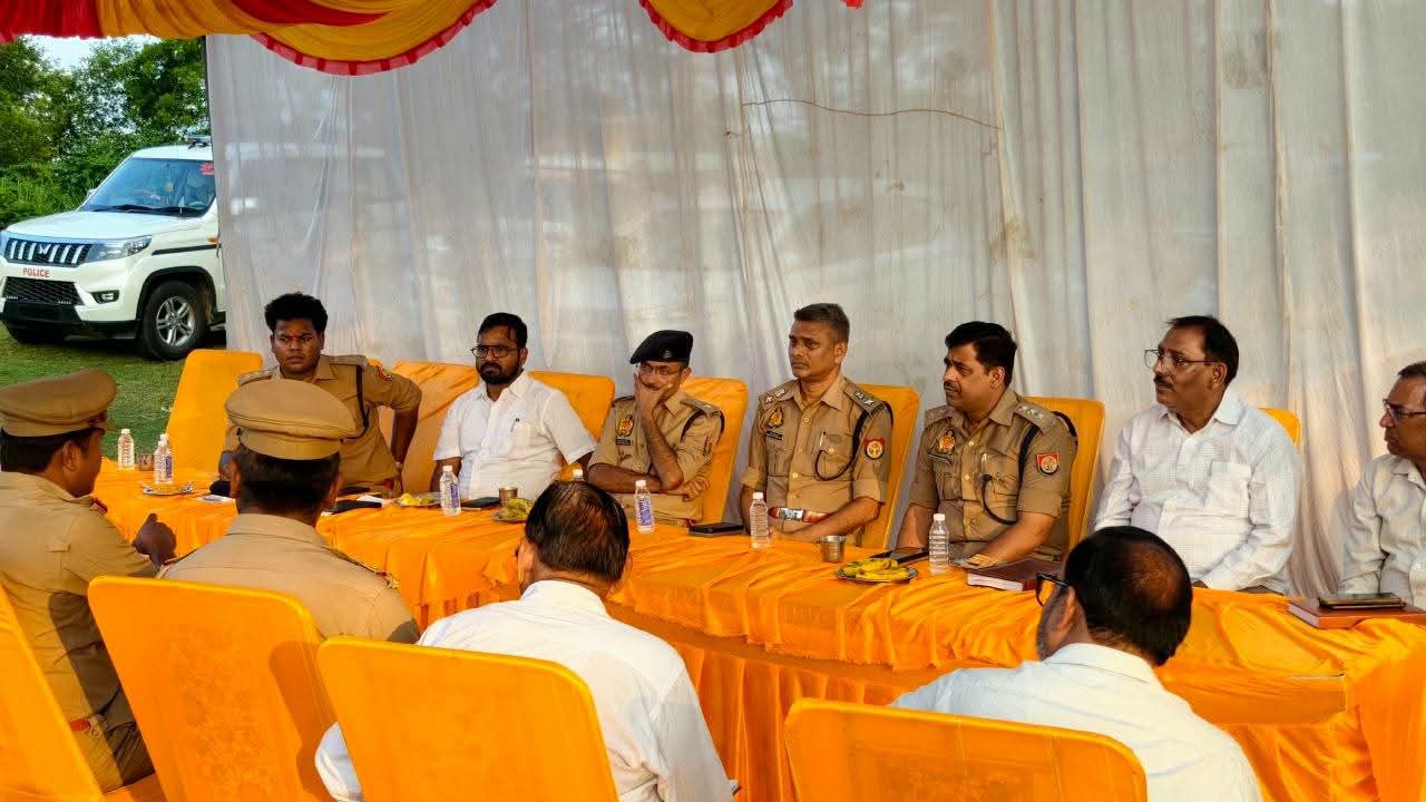 त्योहारों पर सुरक्षा का चक्रव्यूह, सीमा पर पुलिस का पहरा सख्त सीमावर्ती सुरक्षा से लेकर विसर्जन तक कड़ी चौकसी