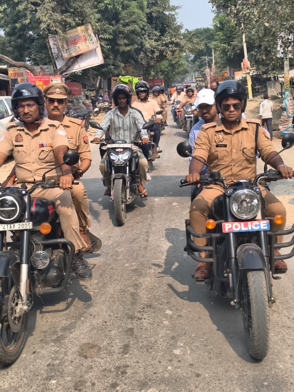 अचानक बाइक पर निकले एसडीएम व सीओ रुदौली, और उनके पीछे भारी पुलिस फोर्स
