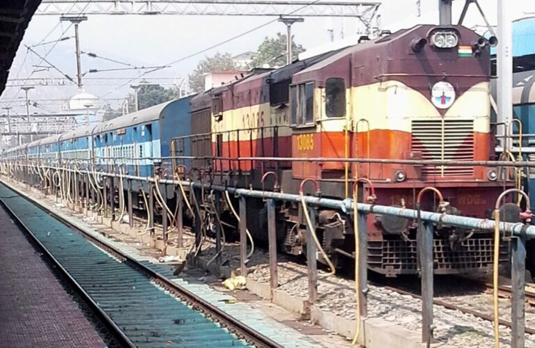 स्टेशन पर यात्री ट्रेन