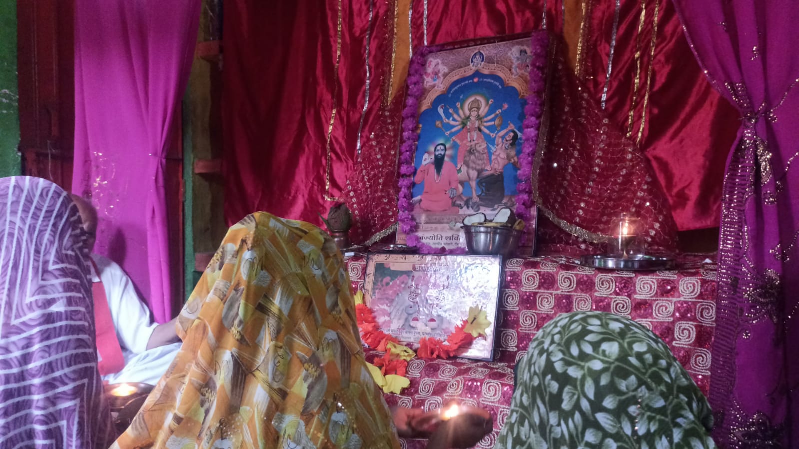 ग्राम वमानुआ में रखा गया 05 घन्टे का अखंड श्री दुर्गा चालीसा पाठ का क्रम