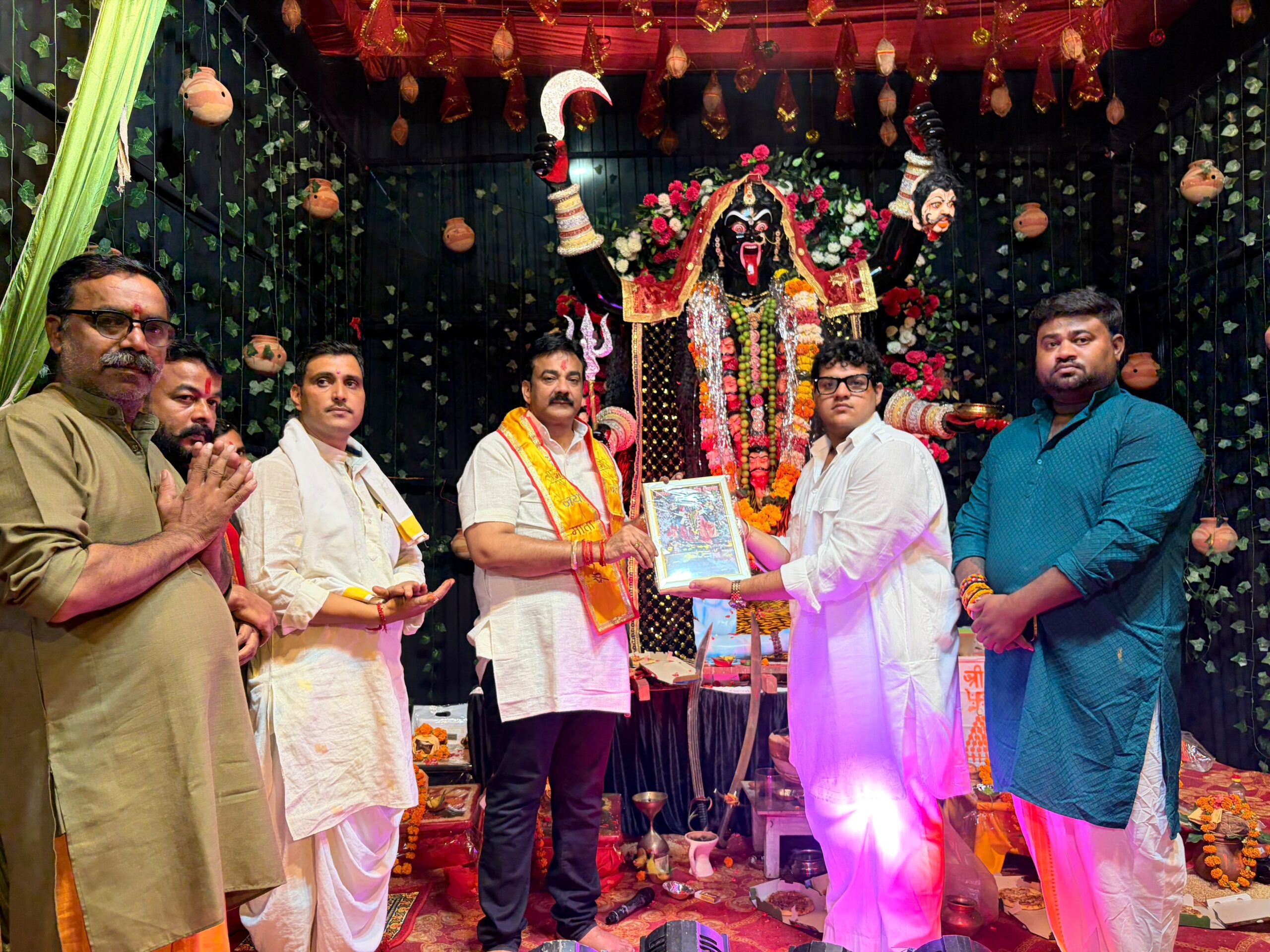जय मां काली उत्सव समिति के आयोजन में पहुंचे डॉ. संदीप सरावगी, मां काली को पुष्प अर्पित कर वितरित किया प्रसाद