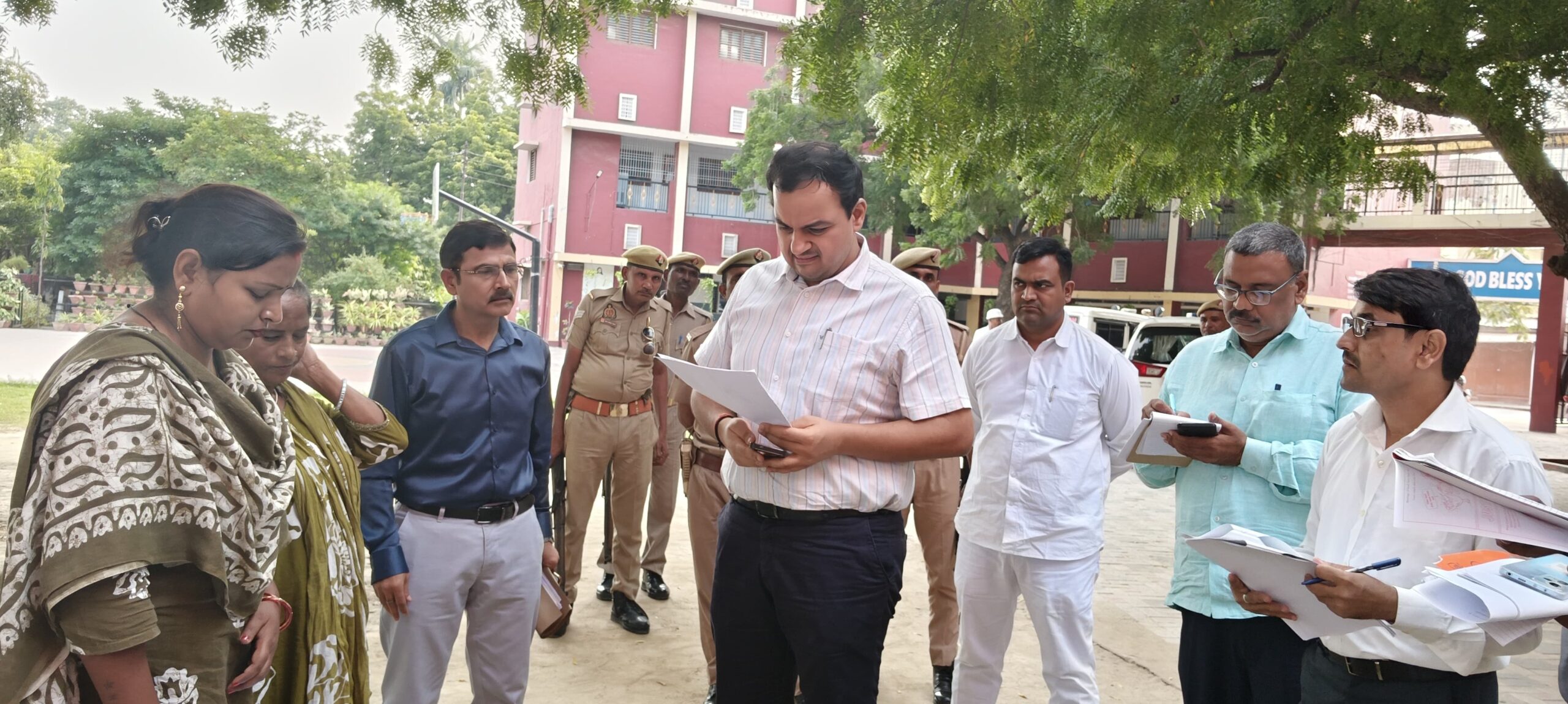 जिलाधिकारी ने विशेष अभियान अंतर्गत मतदाता पंजीकरण कैम्पो का किया आकस्मिक निरिक्षण