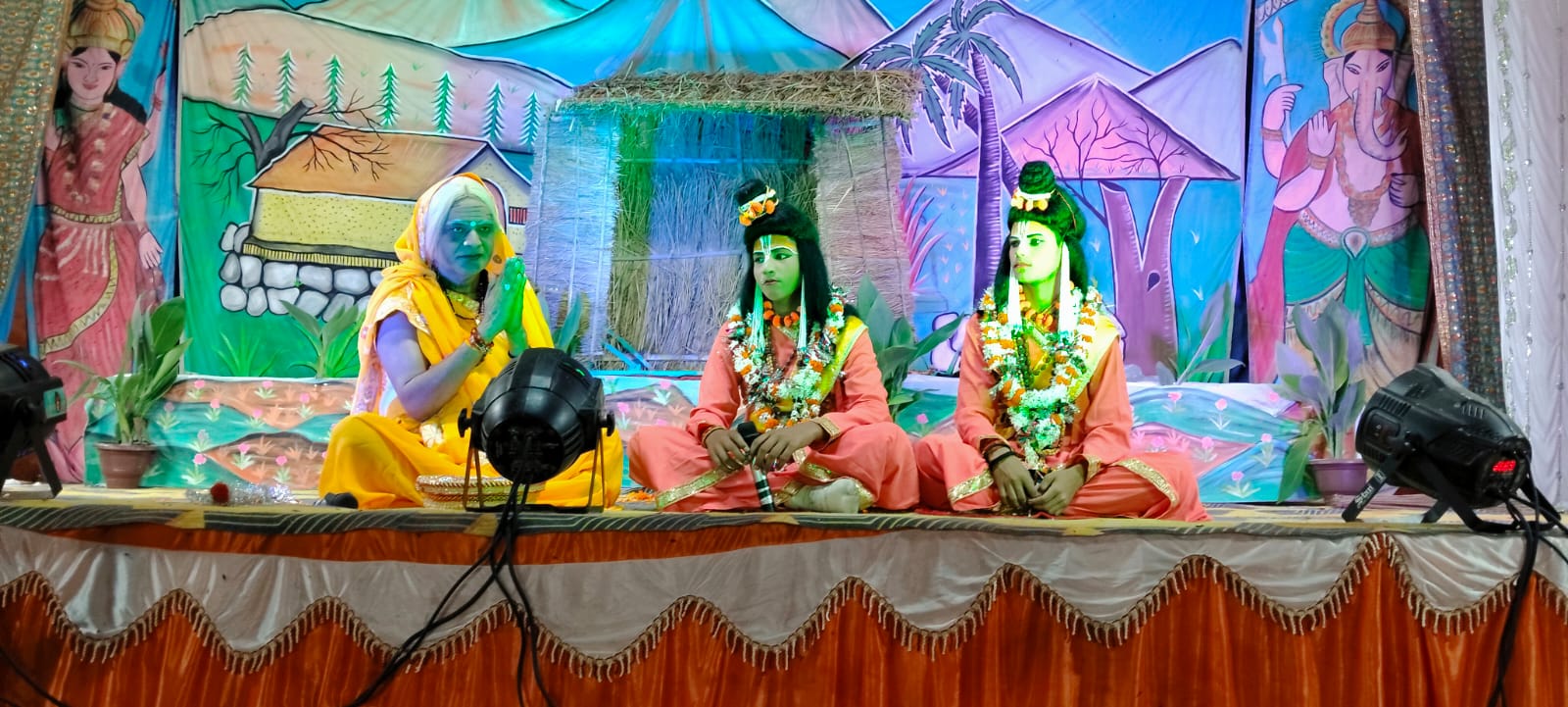 गाज़ीपुर :लंका मैदान मे भव्य रामलीला का आयोजन,कलाकारों की जीवन लीला देखकर भावबिभोर हुए दर्शक