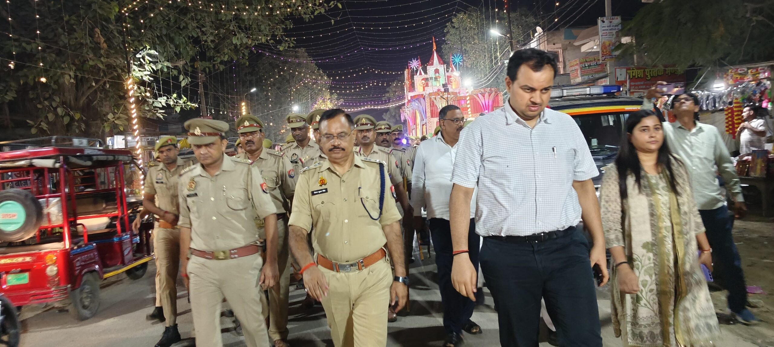 नंदगंज मे सुरक्षा ब्यवस्था मजबूत करने के लिए जिलाधिकारी और एसपी ने किया फ्लैग मार्च!
