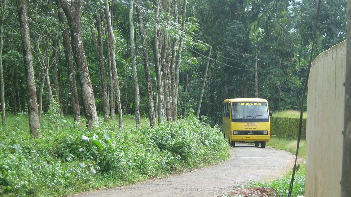 मथुरा में स्कूल बस ने दंपती को रौंदा, महिला की मौत