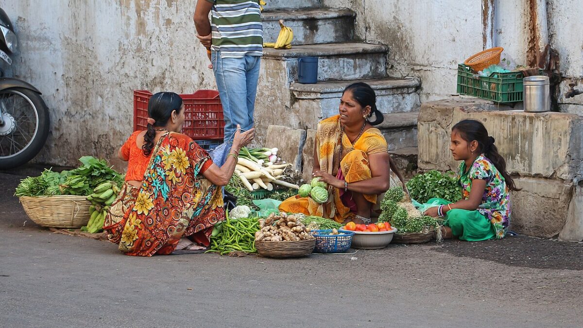 पटना में खाद्य विभाग की छापेमारी, दो करोड़ का सामान जब्त