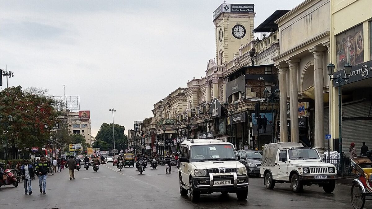 लखनऊ कचहरी में अवैध चैंबरों पर चला बुलडोजर
