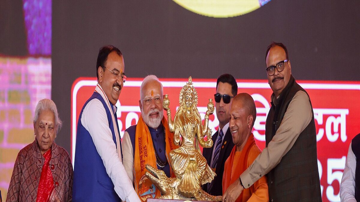 योगी कैबिनेट ने 1.70 लाख कर्मियों को कैशलेस