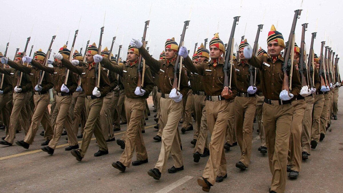 पंजाब में हथियारों की बड़ी खेप बरामद, पिता-पुत्र समेत पांच गिरफ्तार