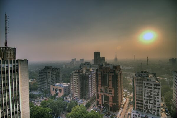 दिल्ली की हवा में मामूली सुधार, AQI 223, श्रेणी खराब